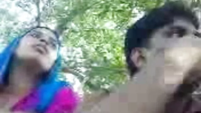 সহজেই একটি বৃষ্টি সেক্সি গান ছাতা সঙ্গে শহর ঘুরে বেড়ানো জাঁ স্মিথ পরেন