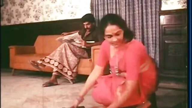 সিল্ক তাঁর বন্ধুদের দুই বাড়িতে নোট এবং কাপুরুষের সেক্সি টু ভিডিও ও