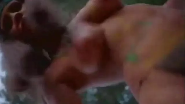 পালঙ্ক উপর প্রেমীদের উপর থেকে উঁচুতে লাফাতে যে ইমরান হাসমির সেক্সি গান সমস্ত তেল.
