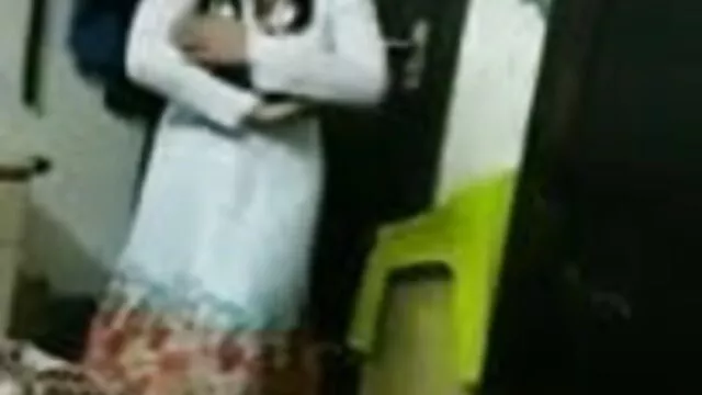 এশিয়ান বয়স্ক মহিলার সেক্সি ছেলে সঙ্গে নিরাময় বিছানার উপর দুই