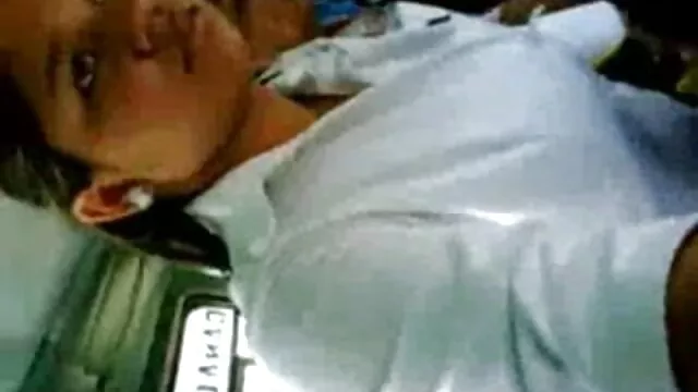 এলেনা বিছানার উপর বসে এবং সার্কিট নিউ সেক্সি গান