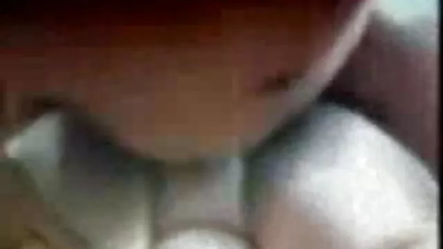 মডেল নগ্ন নিজেদের দেখানোর জন্য ক্যামেরার সামনে বসে. হট সেক্সি গান