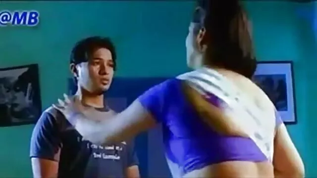 বুট ফানি সেক্সি ইন মুখের মধ্যে একজন মানুষ, যোনি লিঙ্গের সাথে খেলে.