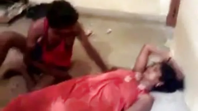 ক্যামেরা সেক্সি টু ভিডিও শোনায়, স্লাইড শরীরের দেখায়