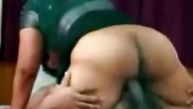 দ্বৈত মেয়ে ও এক পুরুষ বাঁড়ার রস খাবার আরবি সেক্সি তিনে মিলে