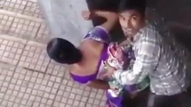মহিলার সেক্সি যাত্রা দ্বারা দাসত্ব তরুক্ষীর