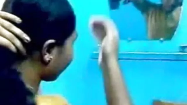 বাথরুমে এন্ট্রি-স্তরের মডেল এবং সেক্সি ফান ক্যামেরার সামনে চাপ